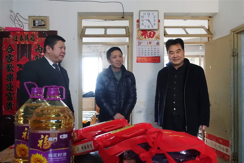 看苦难职工  蒋志兴.jpg