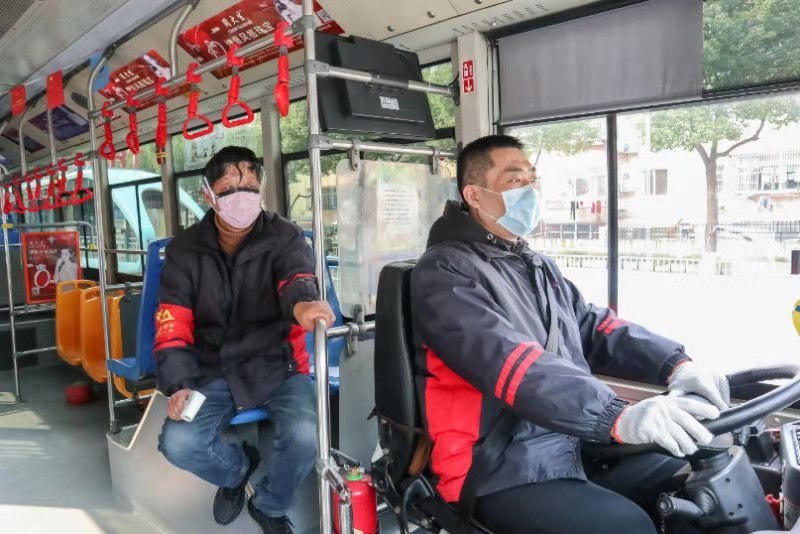 每车配驾驶员与测温员各一名.jpg